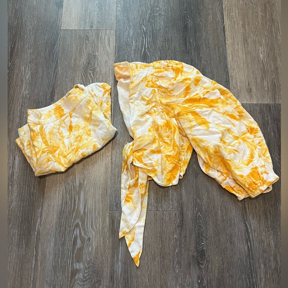 Express Yellow and White Floral Linen Vacation Set - Picture 6 of 6